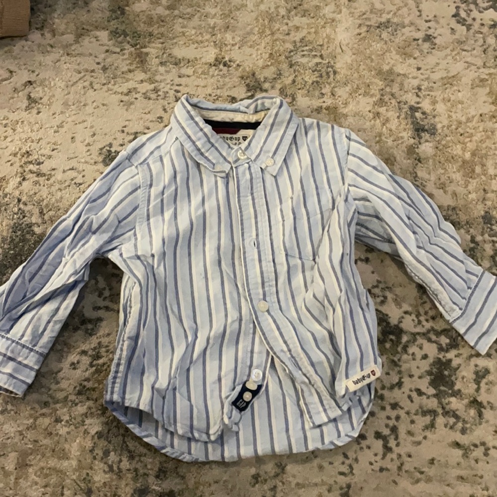 GAP BUTTON DOWN